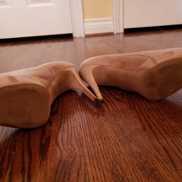 Designer Brian Atwood nude patent leather pump - Picture 2 of 6
